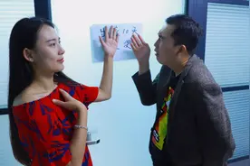 夫妻出门忘带钥匙，媳妇往门上贴了一张纸，没想一会锁就开了视频封面