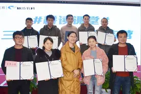 阿兮老师给同学们颁发结业证书，大家开心又伤感，不舍得分开视频封面