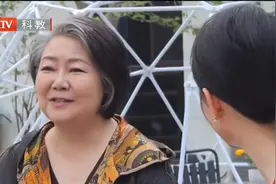 老戏骨萨日娜真是个好妈妈，母女日常相处的氛围，让人羡慕视频封面