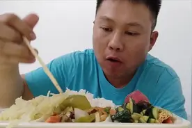 花331元在4s店吃了一顿免费午餐，3菜2汤，大口扒饭大口吃肉过瘾视频封面