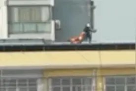 安徽一消防员为救轻生女子双双坠楼，官方：女子身亡消防员正抢救视频封面