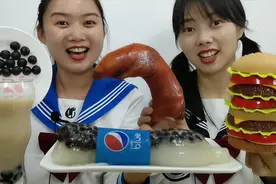 妹子独享奶茶果冻，闺蜜拿珍珠奶茶软糖来换，俩人互相套路真搞笑视频封面