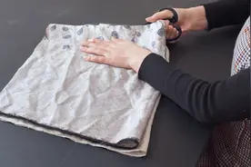 旧窗帘不要扔？教你折叠剪下4块正方形，成品放在家太实用