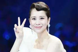 海清现身，白色夹克搭浅色牛仔裤气质好，中年女星喜欢的搭配