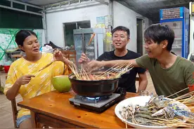 今天做一道砂锅海鲜串串尝尝，电瓶哥一根接一根停不下来，吃嗨了视频封面