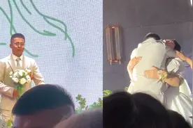 婚礼现场新郎哭着飞奔跑向新娘，新娘与岳父不停轻拍安慰视频封面