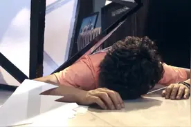 刀锋下的替身：吊灯掉落，差点砸到齐姗姗，金洋出手将齐姗姗推开视频封面