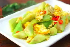 丝瓜炒鸡蛋发黑难吃？原因很简单，厨师长教你正确做法，涨知识了