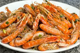 海里的小龙虾用蒜蓉焖真的好吃，壳脆又香，鲜嫩多汁，太解馋了