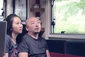 海口38度还下大暴雨，我们俩躲房车里吹空调赏雨看电影视频封面