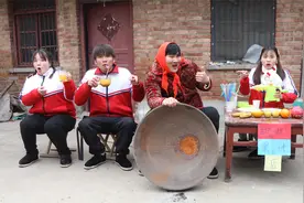 甜甜鲜榨果汁店开业了，没想妈妈竟拿了一个超级大锅来，太逗了视频封面