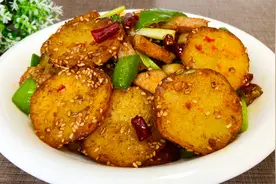 教你重庆特色菜“干锅土豆片”的做法，香辣下饭，好吃到停不下来视频封面
