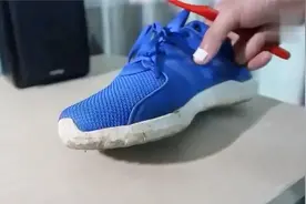 鞋子上的脏东西怎么也洗不掉？教你一招轻松搞定，又学到了！