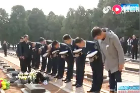 海军飞行员粘金鑫骨灰回到家乡，村民早早列队迎接烈士荣归故土视频封面
