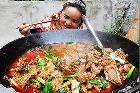 苗大姐教你做铁锅爆大鹅，不用一粒盐，软烂脱骨，好吃到舔手指