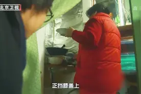 18平老房拥挤不堪，马桶上做饭不方便，老两口还得打地铺！视频封面