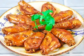 这才是可乐鸡翅的正宗做法，鲜美可口，色泽红亮，鸡翅嫩滑又入味