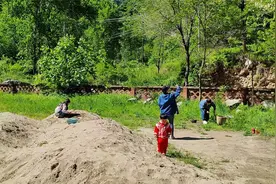 在终南山租个院子，带着全家清居在山中，今天一起去摘槐花视频封面