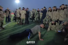 硬实力！陆军战士142分钟做2111个俯卧撑视频封面