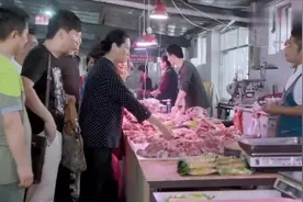 幸福：老太买猪肉能一刀切2斤，摊主不信，结果老太让摊主开眼界视频封面