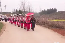 湖南兵哥哥迎亲，当兵8年，立功不少，今天结婚，看看是什么军衔视频封面