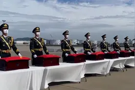 接英雄回家！88秒回顾第九批在韩中国人民志愿军烈士遗骸交接仪式视频封面