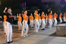 广场舞实拍《磕儿》最新网络流行的健身操，广场上都在跳视频封面