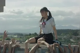 惊悚片：丧尸病毒爆发，美少女被围在学校，为活命她放下尊严！视频封面
