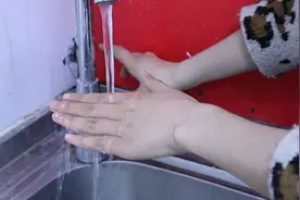 刚切完辣椒，手上火辣辣的，教你这个方法，辣感有效去除，真管用视频封面