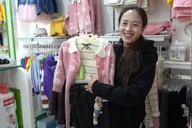 小妹儿干女儿一周岁生日，两口子上街给她买了套衣服，穿上真好看视频封面