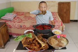 120买根牛脊骨，大冬今天做“牛蝎子火锅”，涮菜老香了