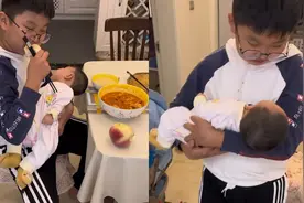 10岁男孩边吃饭边照顾2月大妹妹，妈妈：很爱妹妹，放学先找妹妹视频封面