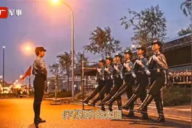 飒！参加过阅兵的火箭军女兵隔屏喊你来当兵视频封面