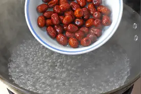 把红枣倒进滚烫的开水里，瞬间变美食，第一次见这种做法，真解馋