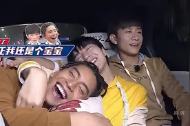 王俊凯靠在张一山身上睡觉，山妈一脸的宠溺，太暖心了也！视频封面