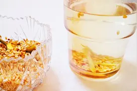 把大米和生姜放锅里炒一炒，泡茶喝，清肠刮脂，暖胃消食