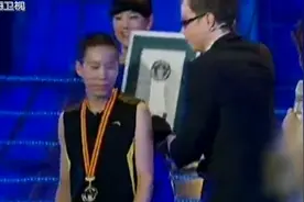农村小伙练就筷子神功，从此登上世界舞台，轻松拿下吉尼斯纪录！视频封面