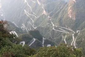 天门山99道弯，只有老司机敢开车上山，你敢吗？看完手发抖视频封面