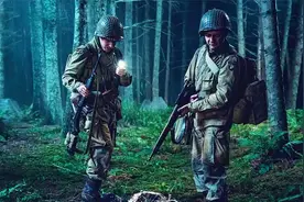 伞兵小队空降执行作战任务，却意外闯入德军的生化实验基地视频封面