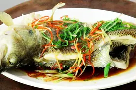 这才是清蒸鲈鱼的正确做法，步骤清晰详细，肉质鲜嫩，太好吃了