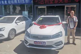 大哥买的帝豪手动挡顶配，优惠2万裸车6万块，喜提新车大哥很激动