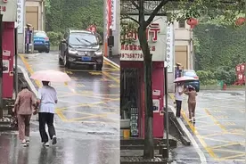 暴雨天大爷只顾自己打伞，大妈全身湿透还被催促，一细节网友心酸视频封面