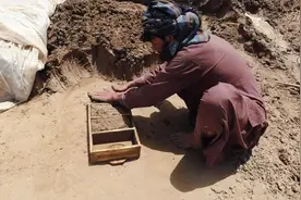 阿富汗红砖制作过程，稻壳和泥土混合一起，用砖匣子脱模晒制视频封面