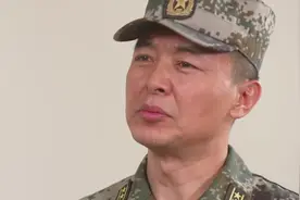 【影视】小伙要去新部队，高兴离开团长，谁知团长竟是新部队旅长视频封面