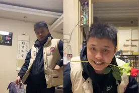 男子喝醉回家打包吃喝给媳妇，衣服兜里全被塞满，最后一招绝杀了视频封面