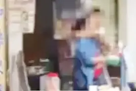 突发！广西南宁醉酒男子持刀劫持路人 一名女子被划伤视频封面