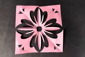两分钟教你剪一个好看的花朵剪纸，学到就是赚到喔~