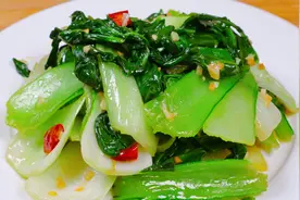 炒青菜时，切记不要直接下锅炒，教你一招，色泽透亮，好吃又下饭