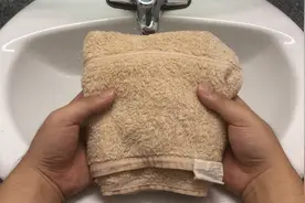 毛巾脏了别用香皂洗，教你清洗妙招，不管多脏多油，洗完洁白如新视频封面