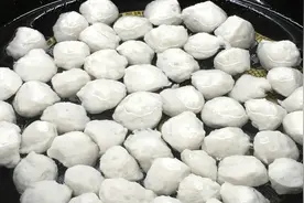 纯手工鱼丸的家常做法，这样处理最干净，没有一根鱼刺，鲜嫩弹牙